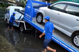 Towing Mobil dari Banjir, sumber Oto Car